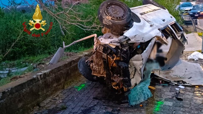 marzano di nola incidente nella notte auto contro cancello 5 ragazzi feriti