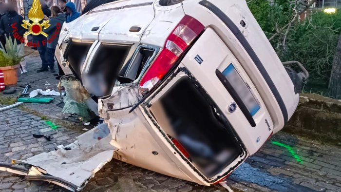 auto si ribalta nella notte 5 ragazzi feriti 19enne in rianimazione