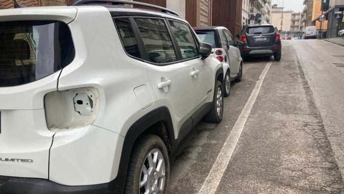 benevento jeep renegade nel mirino nella notte rubati fari e parti carrozzeria