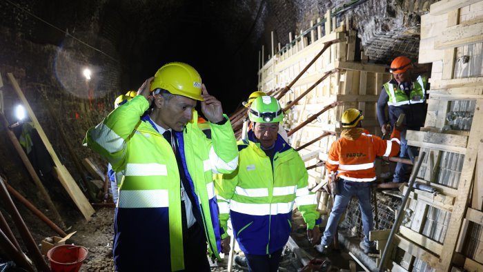 riapre in anticipo l 8 aprile la tratta ferroviaria interrotta per la frana