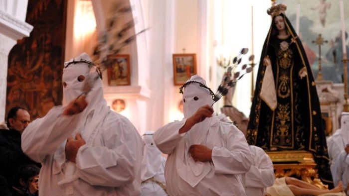 venerdi santo a san lorenzo maggiore la processione dei battenti