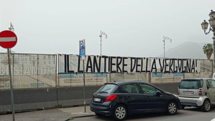 il cantiere della vergogna striscione contro lo sfregio del lungomare