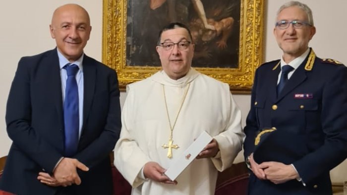 cresime con l olio sottratto alle mafie dono della polizia a diocesi e abbazia