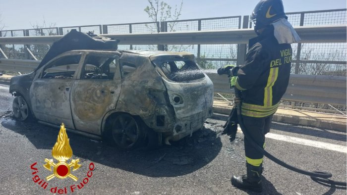 auto a fuoco sull autostrada a3 fra vietri sul mare e salerno