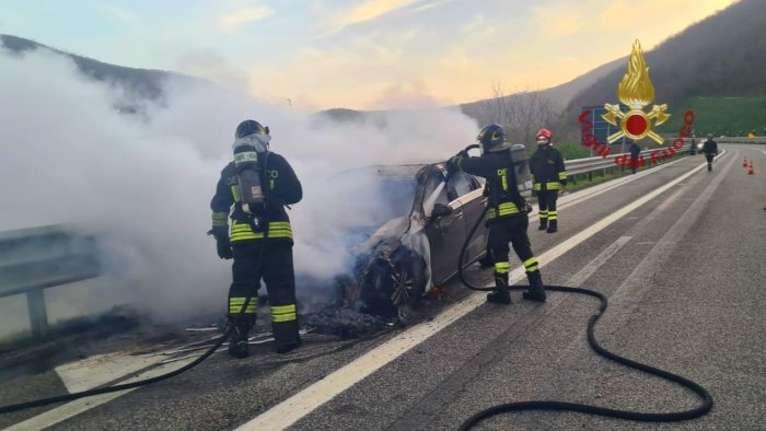 auto in fiamme in a16 fumo e paura a monteforte irpino famiglia in salvo