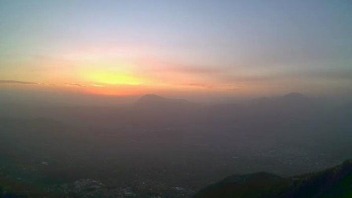 cielo giallo su avellino pasqua con la sabbia del deserto e lo scirocco