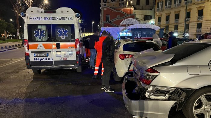 napoli a tutto gas a mergellina travolge due auto in doppia fila e scappa