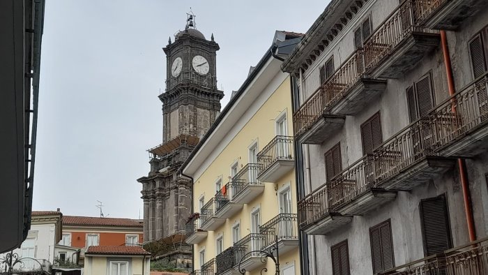 avellino la torre dell orologio ferma alle 8 10 ma nessuno interviene perche