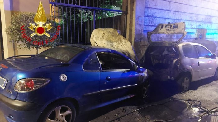 salerno paura in via bastioni auto in fiamme salva una ragazza