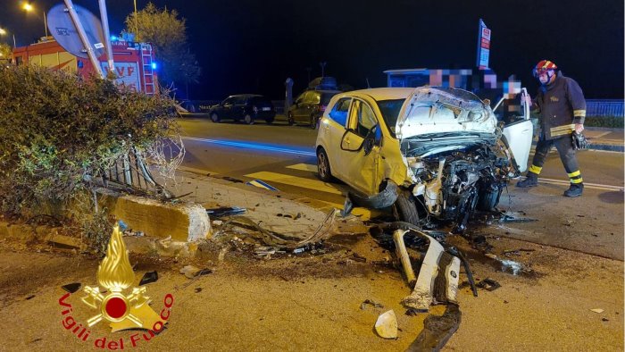 Salerno, Ennesimo Incidente A Lungomare: Scontro Frontale Tra Due Auto ...