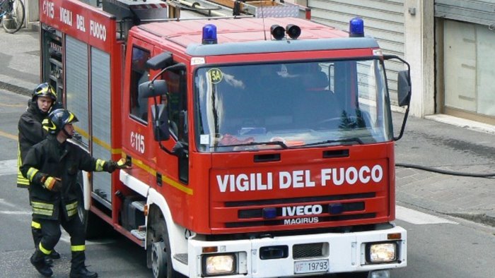 paura in una palazzina di nocera sottotetto a fuoco