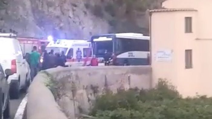 incidente mortale tra positano e vico equense basta vittime sull asfalto