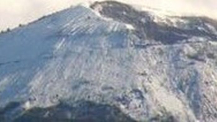 maltempo in campania torna ad imbiancarsi il vesuvio a napoli