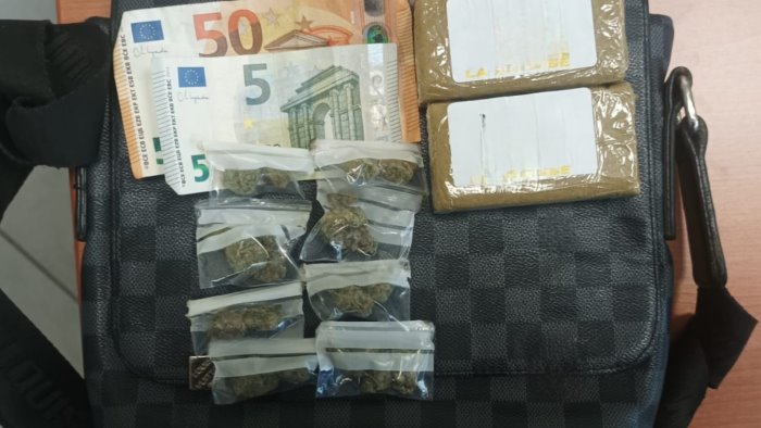 afragola sorpresi con la droga arrestati due giovani