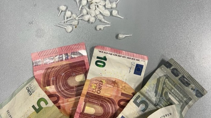 nascondeva la droga sotto una panchina per poi spacciarla arrestato