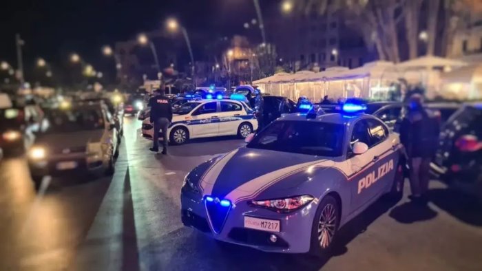 mergellina controlli della polizia nella zona movida degli chalet