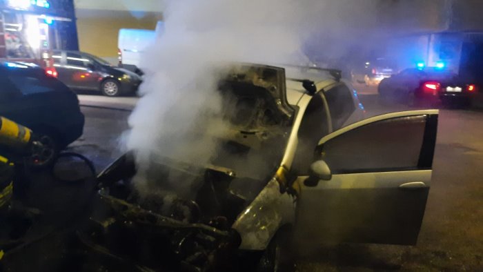 auto e capannone con mezzi in fiamme a benevento e foglianise