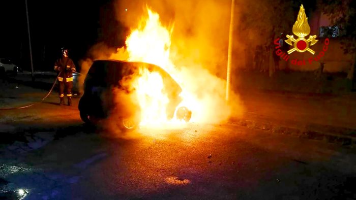 avellino auto in fiamme a rione parco indaga la polizia