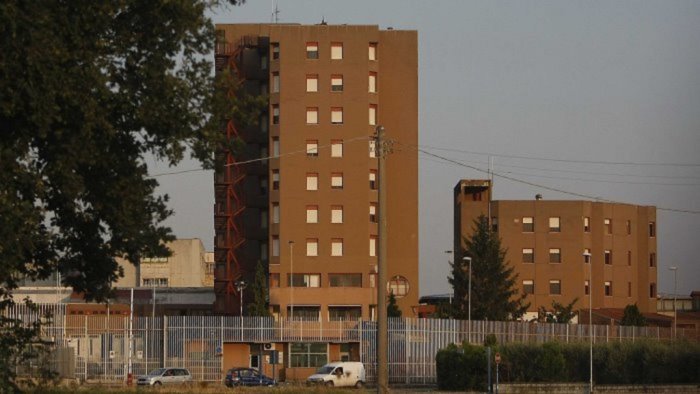 detenuto tenta il suicidio nel carcere di benevento salvato da un agente