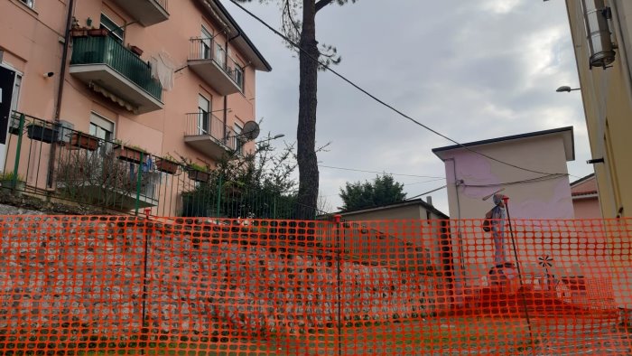 ariano strada transennata nel rione martiri i cittadini ma dov e il pericolo