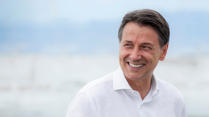 napoli reddito regionale di cittadinanza arriva giuseppe conte