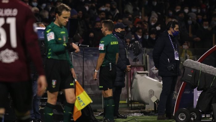 cagliari salernitana fischia fourneau