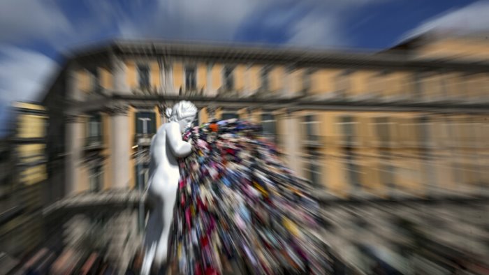 dopo il rogo e le polemiche torna in piazza a napoli la venere degli stracci