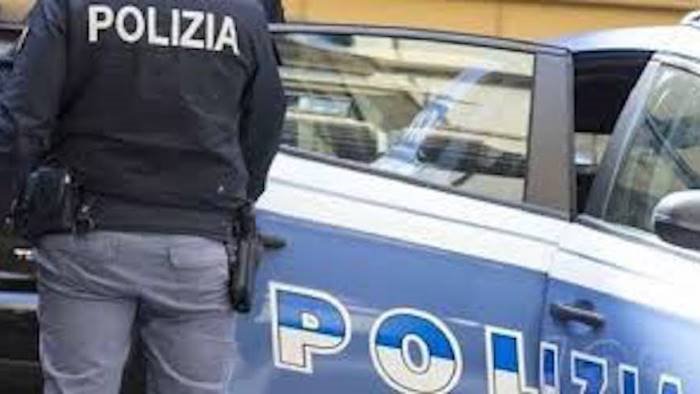 torna a casa sfascia tutto e picchia madre e sorella arrestato