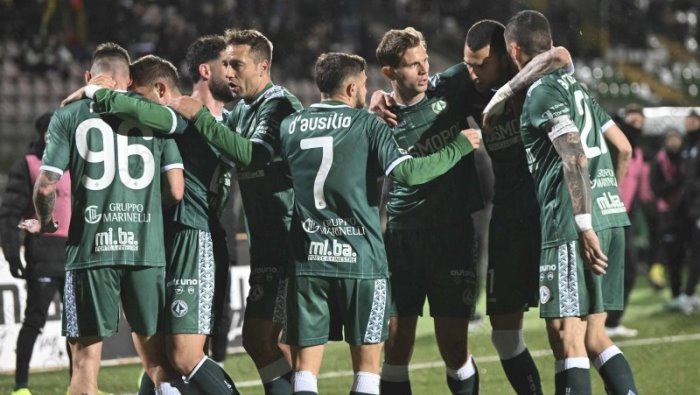 sgarbi alla leao i primi gol di russo e liotti le foto di avellino catania