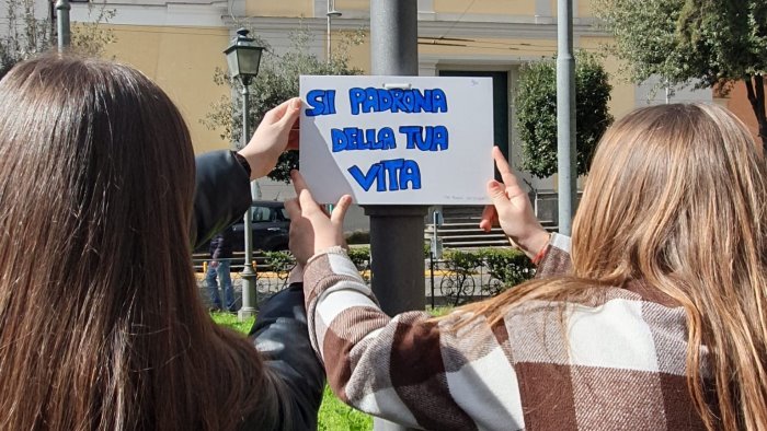 san giorgio a cremano centinaia di pannelli con frasi motivazionali