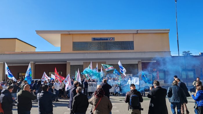 riesplode la vertenza fos prysmian fumogeni e corteo dei lavoratori in stazione