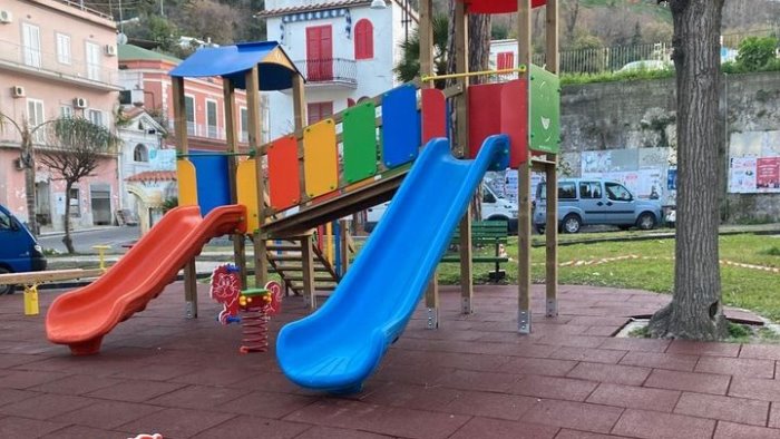 grazie alla solidarieta di salerno tornano le giostrine per bimbi a casamicciola