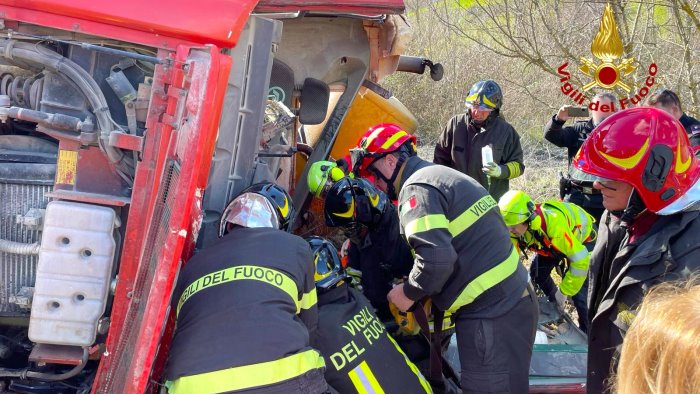 tragedia in irpinia si ribalta autobetoniera autista muore schiacciato