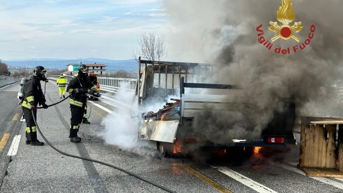 furgone di una ditta edile in fiamme a montemiletto paura sulla napoli bari