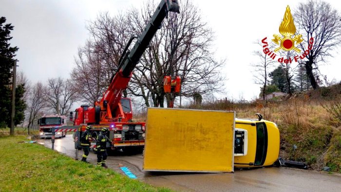 furgone con un carico di alimenti sbanda e si ribalta salvo il conducente