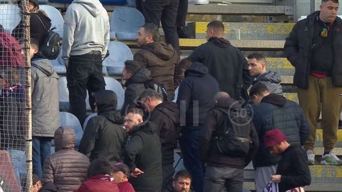 salernitana a cagliari e contestazione i tifosi danno le spalle alla squadra