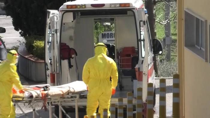 video ecco le ambulanze pazienti covid via dal minerva