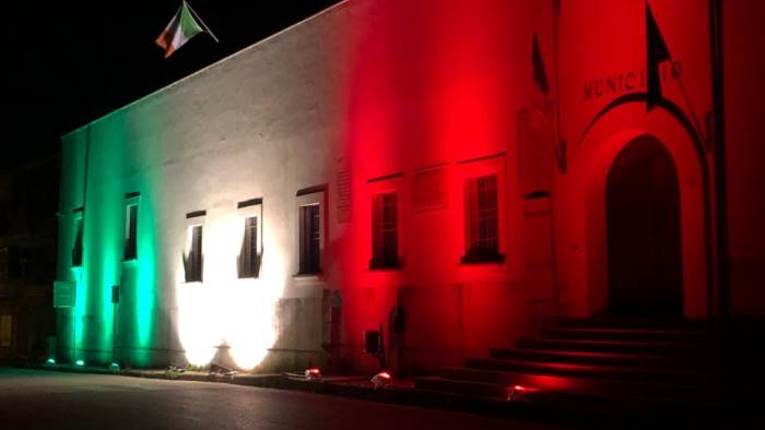 il comune di montecorvino pugliano s illumina con il tricolore