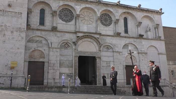 accrocca ha portato in processione il cristo spezzato foto