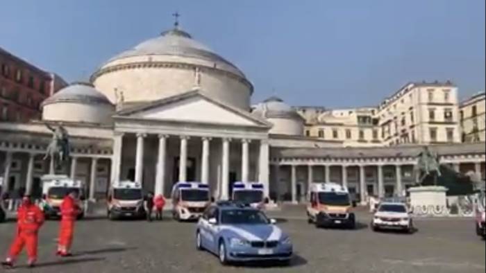 napoli il flash mob delle ambulanze a piazza plebiscito