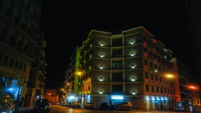 un tricolore luminoso fa risplendere palazzo muccillo