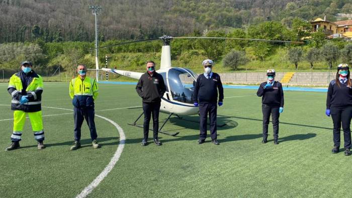 elicottero in volo a pellezzano per i furbetti di pasqua