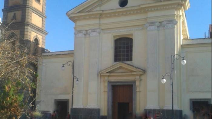 assembramento in chiesa caos e polemiche a scafati