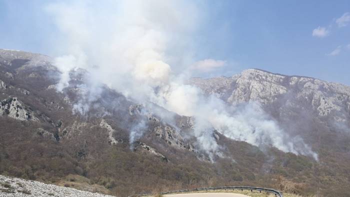 sui monti sanniti e gia tempo di incendi canadair in azione