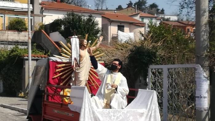 don pietro in processione solitaria con gesu risorto