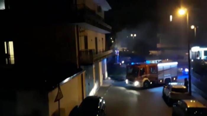 atripalda garage in fiamme al lavoro i vigili del fuoco