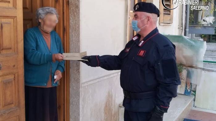 carabinieri consegnano la pensione a una 87enne