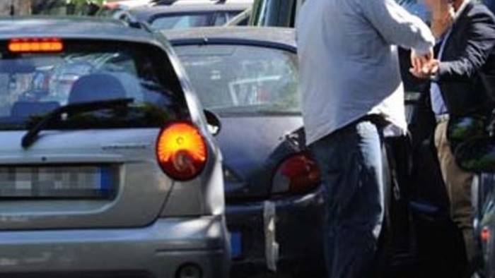 parcheggiatore abusivo picchia automobilista arrestato