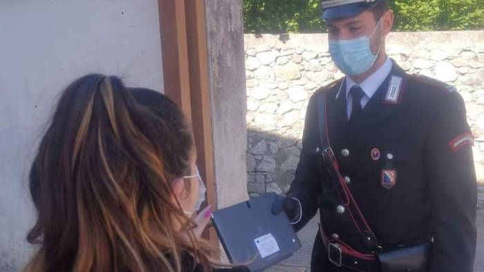 i carabinieri consegnano 7 tablet agli studenti del mandamento