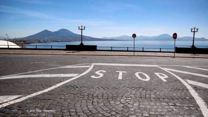 de magistris pubblica le foto di una napoli deserta